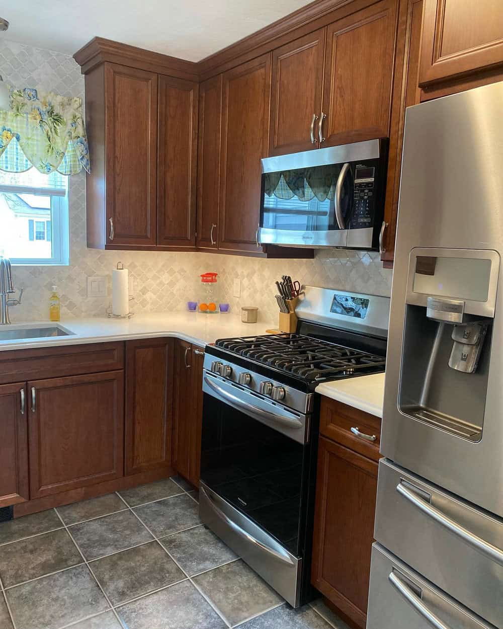 kitchen backsplash ideas with cherry cabinets