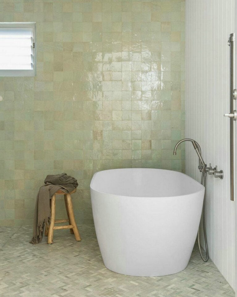 freestanding tub tile surround feature