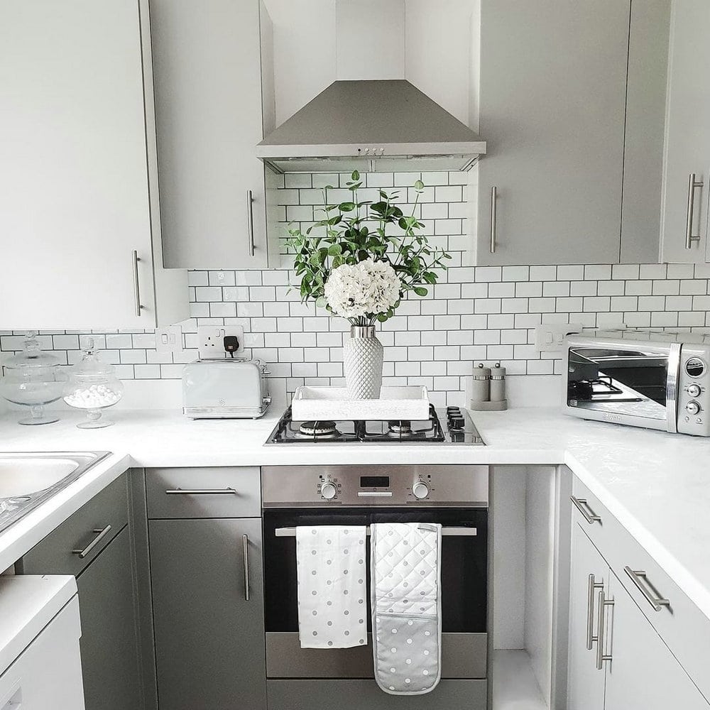 white subway tile and black grout