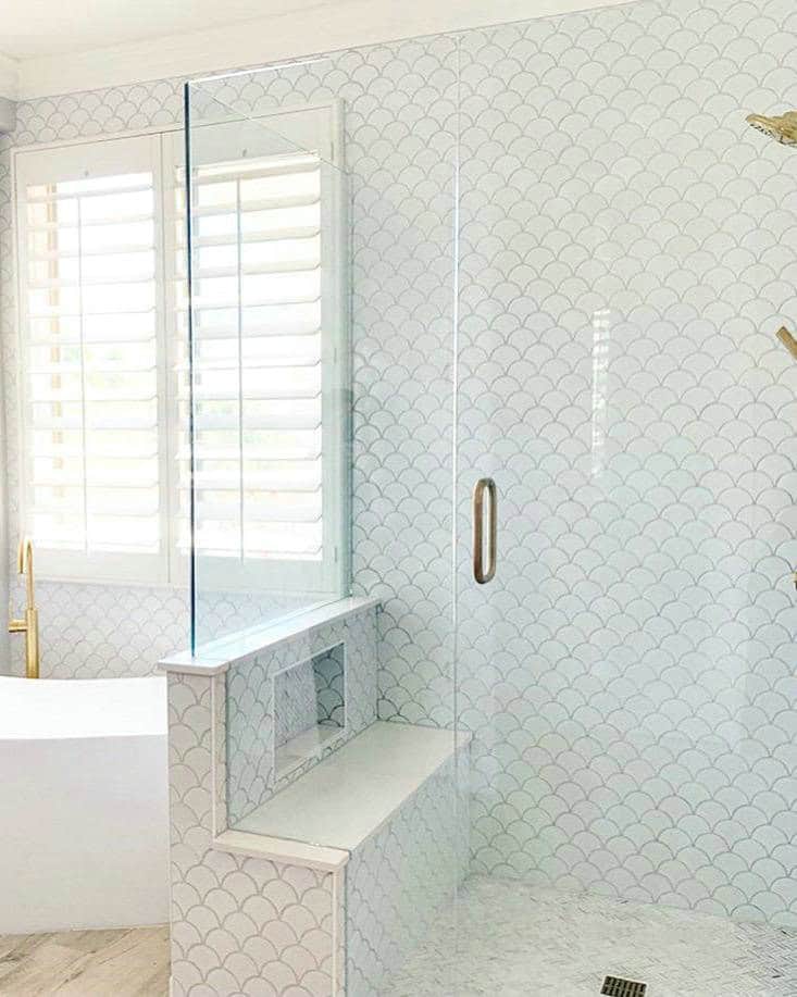 shower with pony wall and bench feature