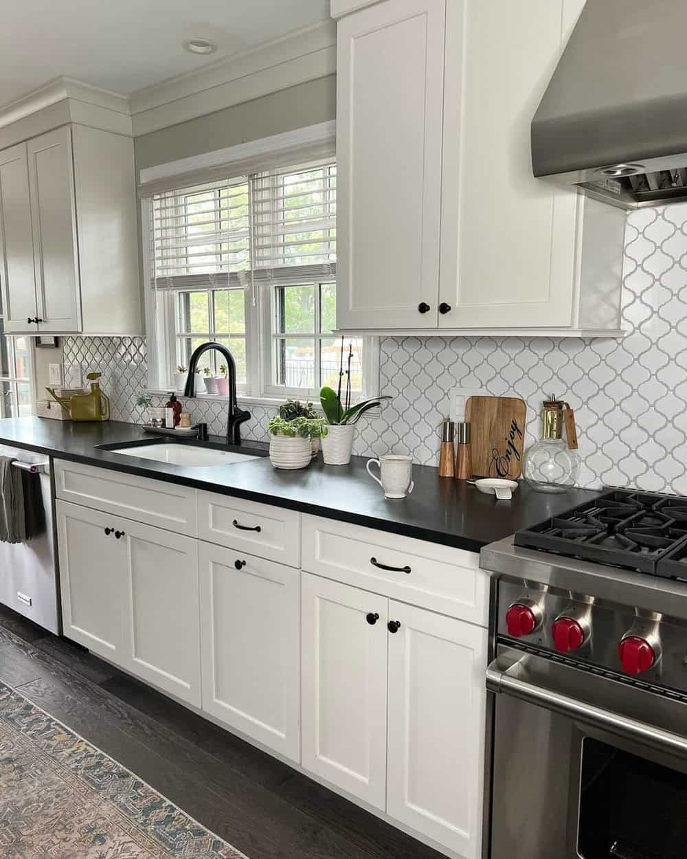 backsplash with dark countertops