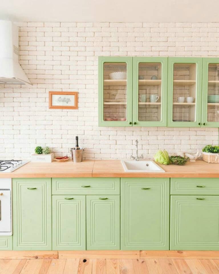 backsplash above and below cabinets feature