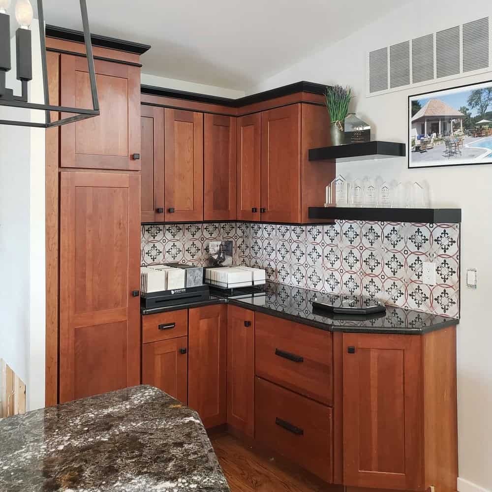 backsplash cherry cabinets