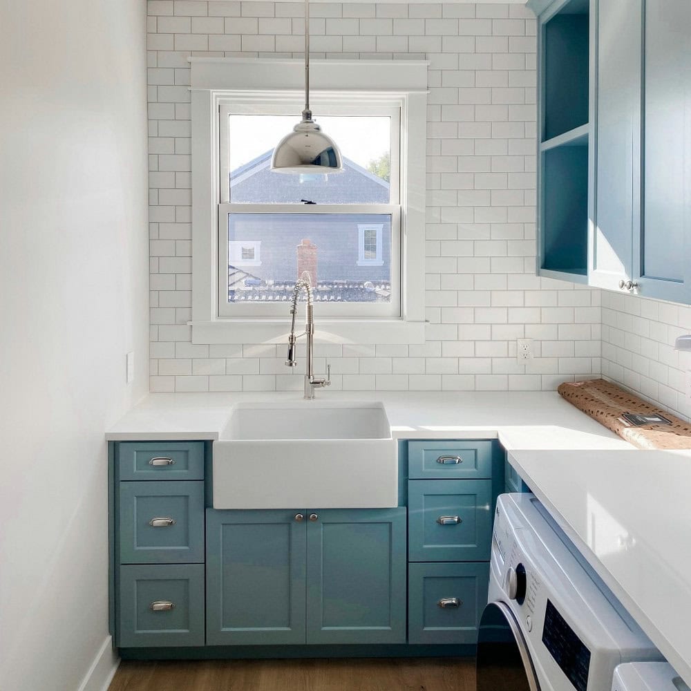 white backsplash with white grout