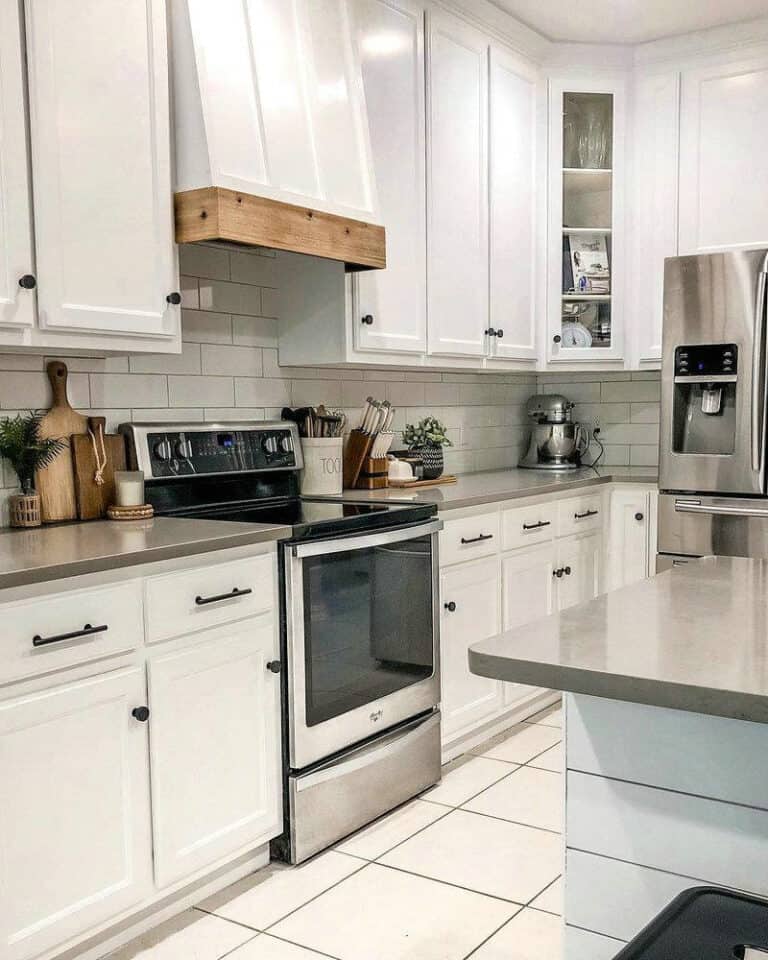 backsplash ideas for white cabinets and grey countertops feature