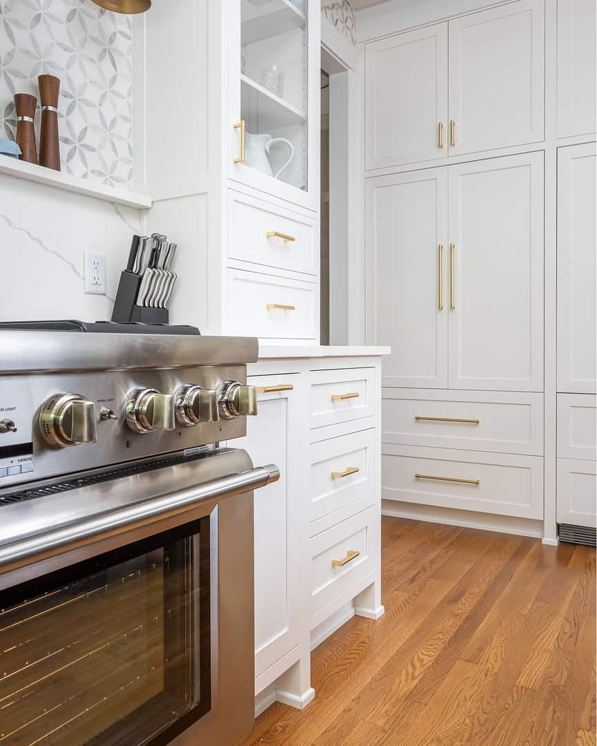 backsplash ideas for white cabinets and quartz countertops