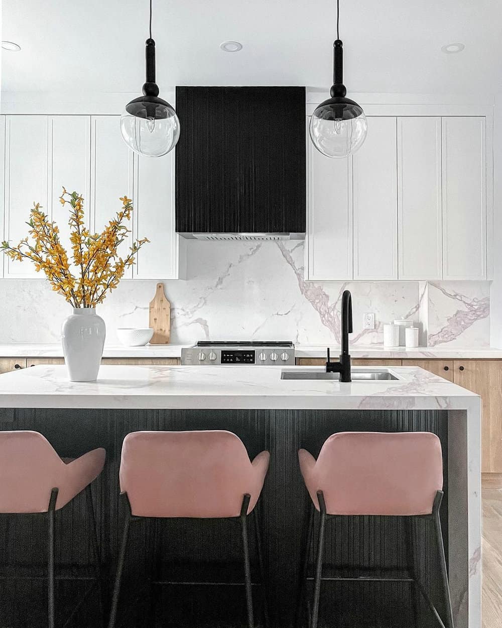 white cabinet kitchen backsplash