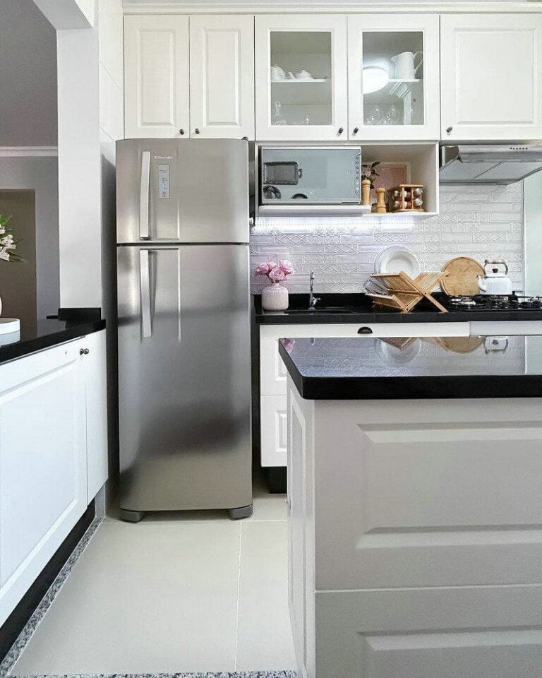 backsplash for white cabinets and black countertop feature