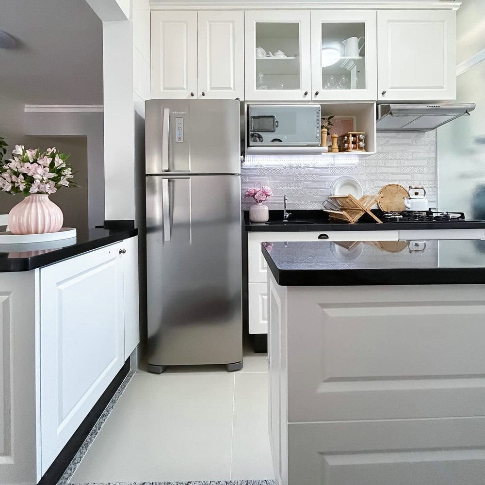 backsplash for white cabinets and black countertop