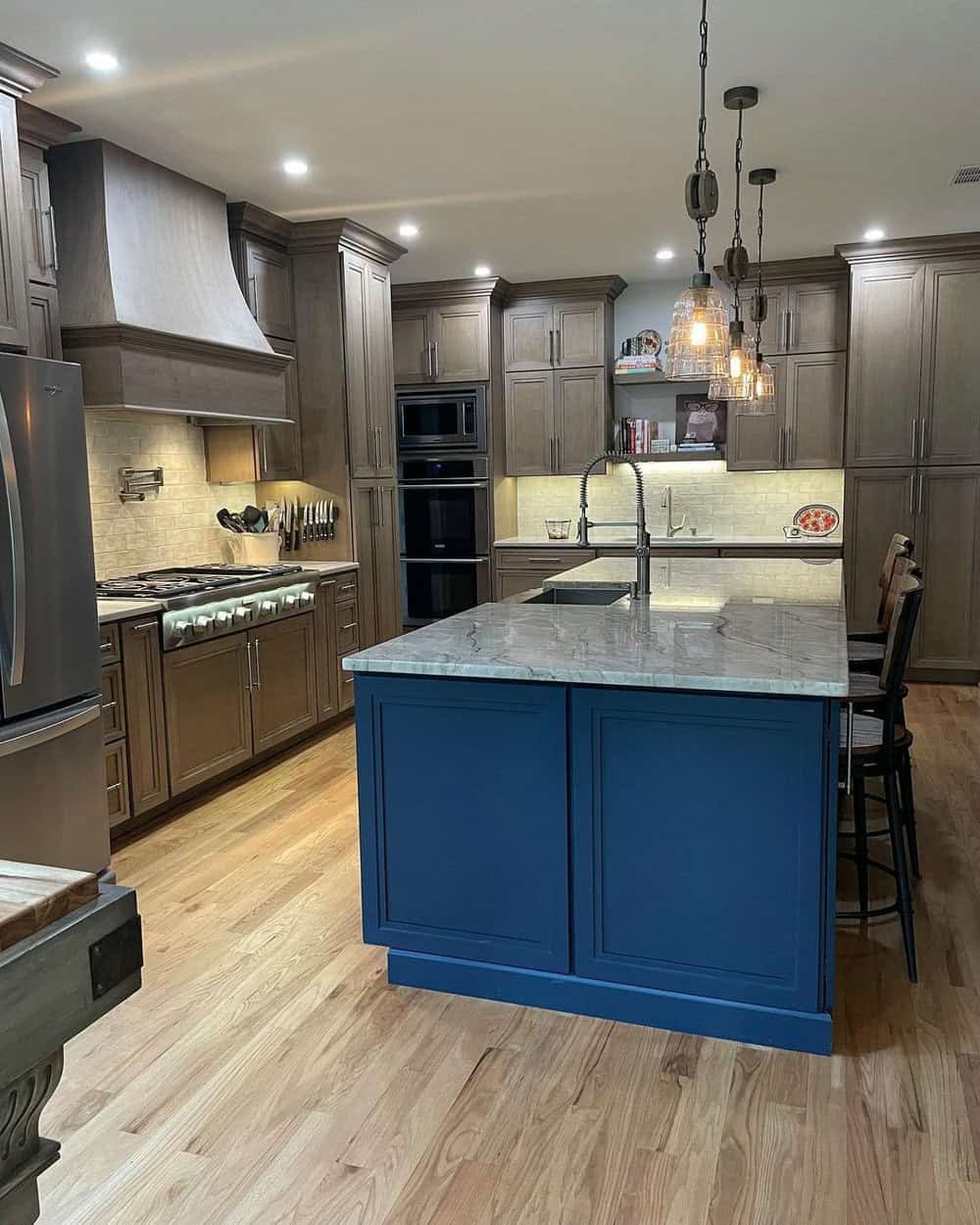 backsplash for gray and white kitchen