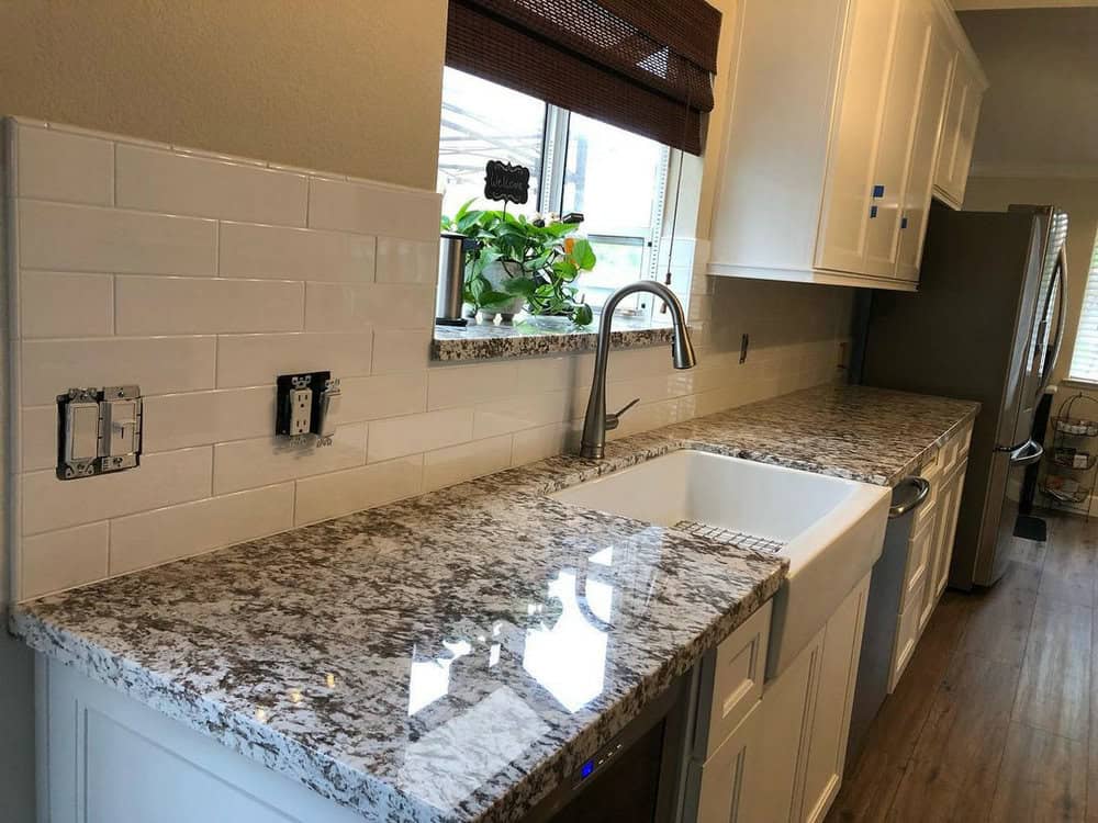 backsplash with brown granite countertops