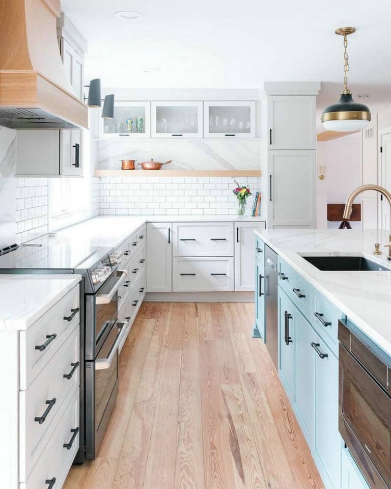 backsplash for blue and white kitchen cabinets feature