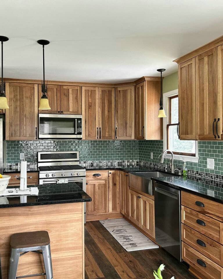 backsplashes that go with black granite countertops feature