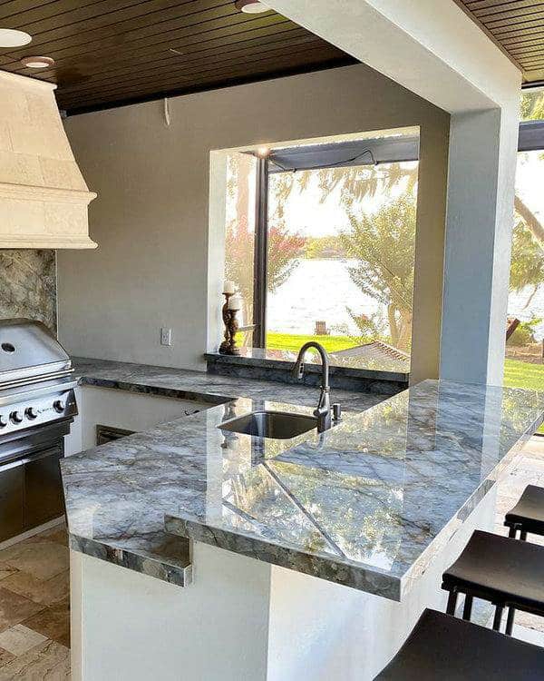 backsplash that matches granite feature