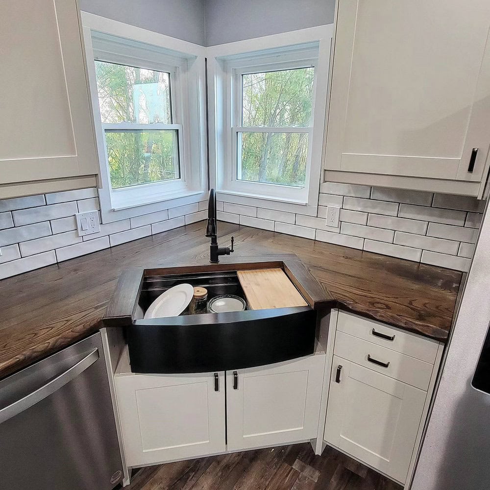 kitchen with window backsplash