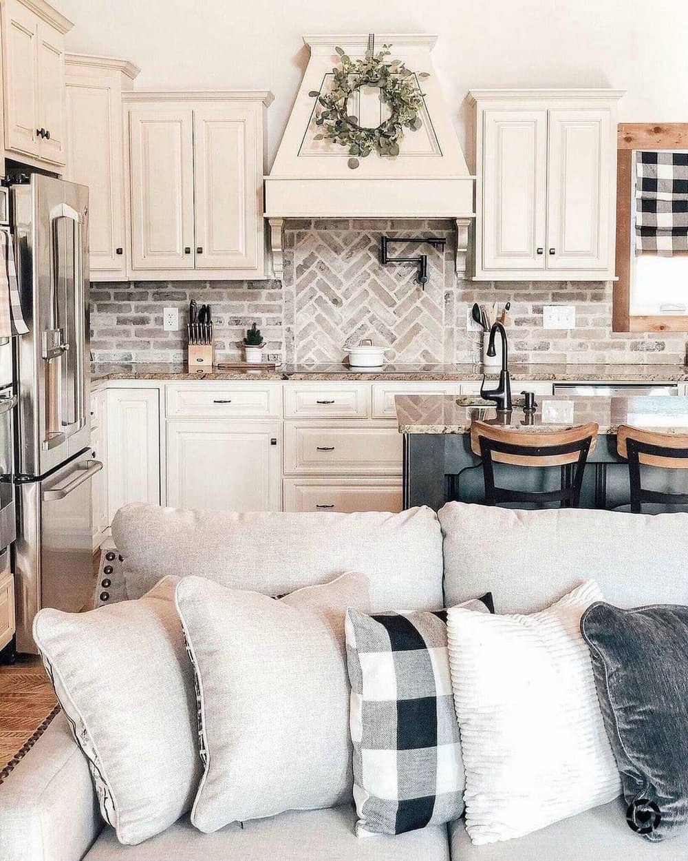 modern farmhouse kitchen backsplash