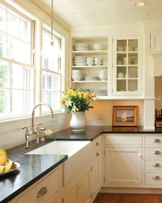 kitchen backsplash with cream cabinets