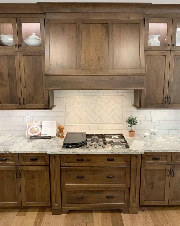 backsplash with dark brown cabinets feature