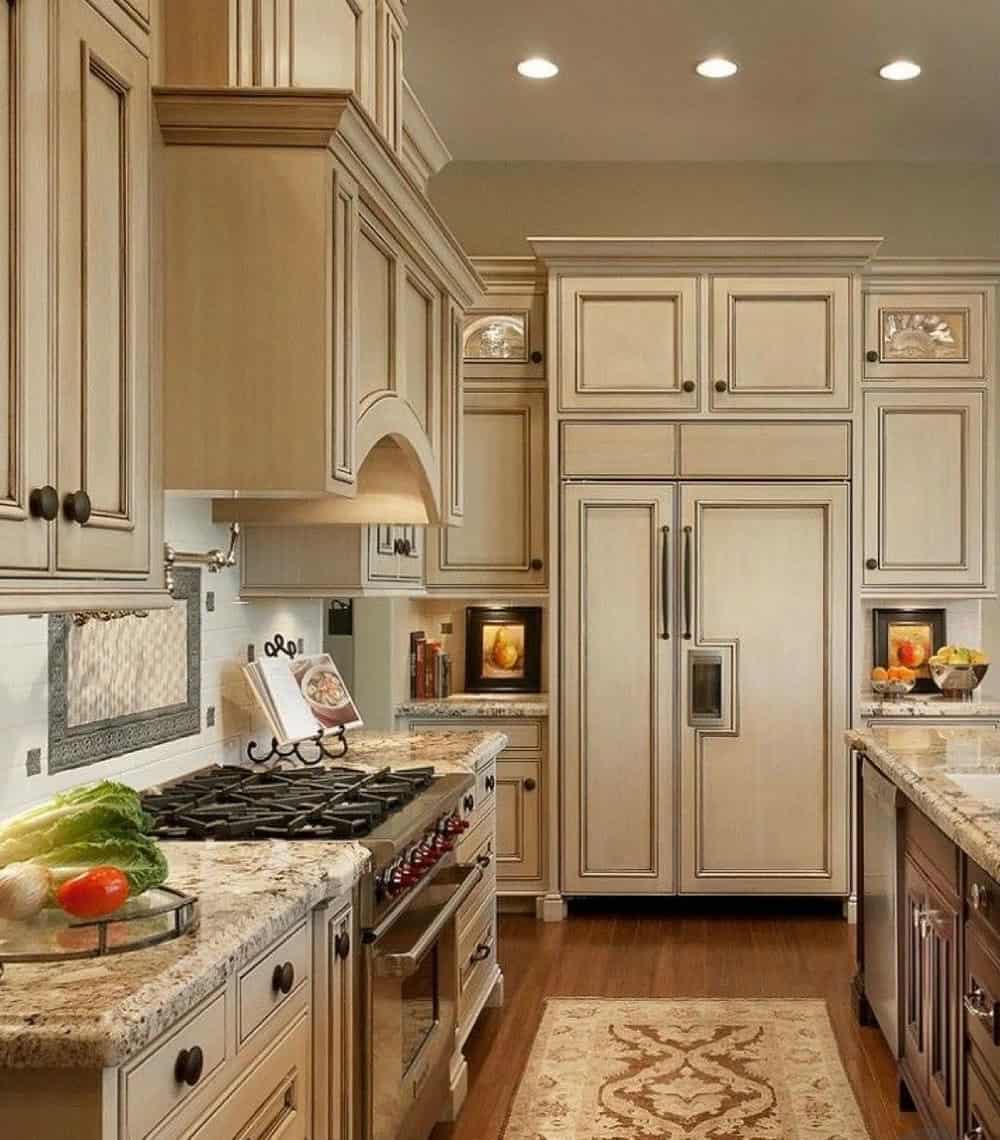 backsplash for cream kitchen cabinets