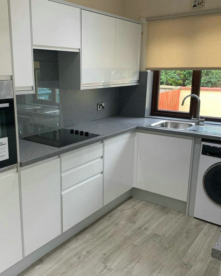 backsplash for white cabinets and black countertops feature