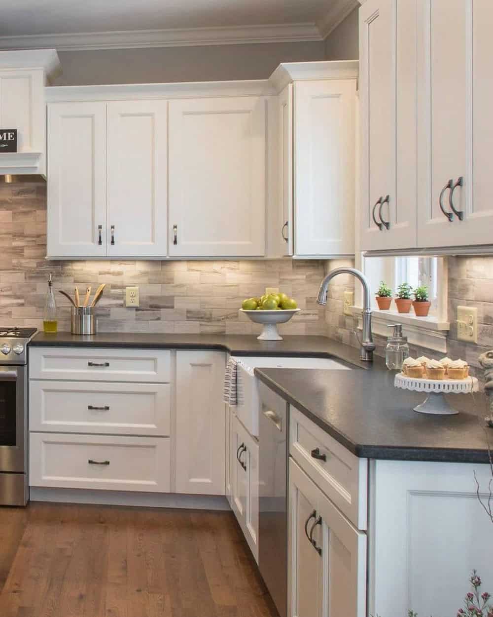 backsplash with dark countertop