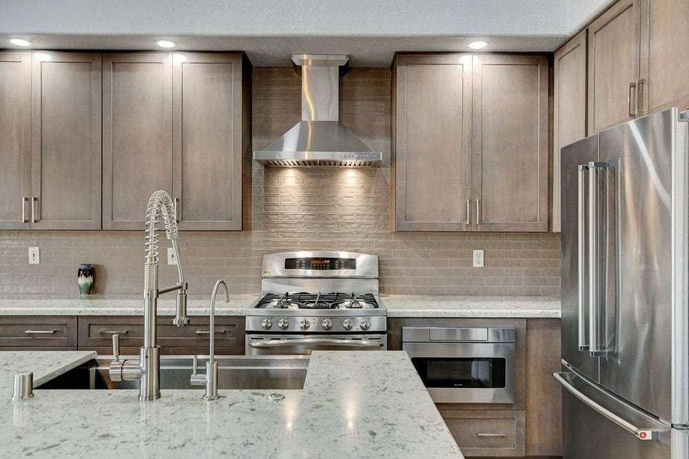 kitchen backsplash brown cabinets