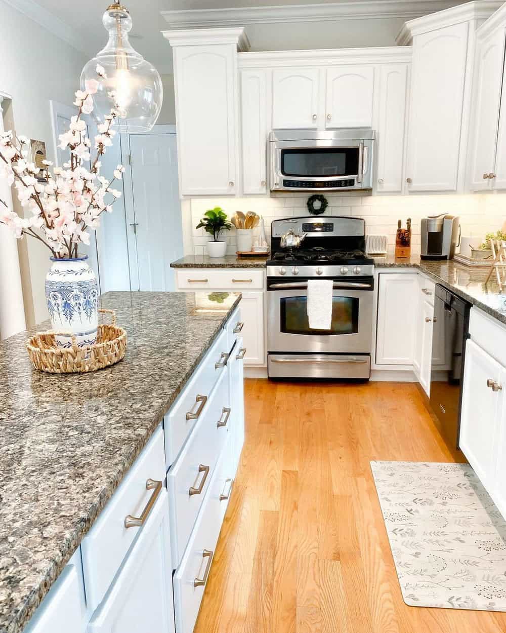 kitchen backsplashes with white cabinets