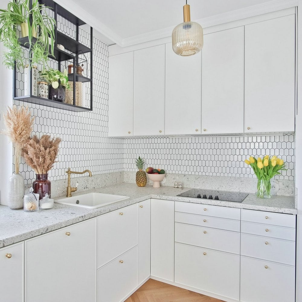 backsplash white cabinets