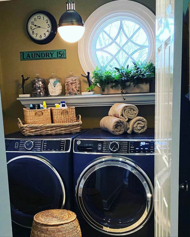 laundry room with blue washer and dryer feature