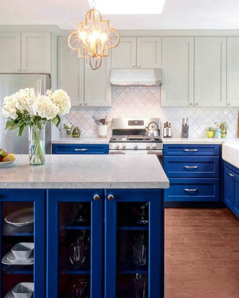 white arabesque tile backsplash with gray grout feature