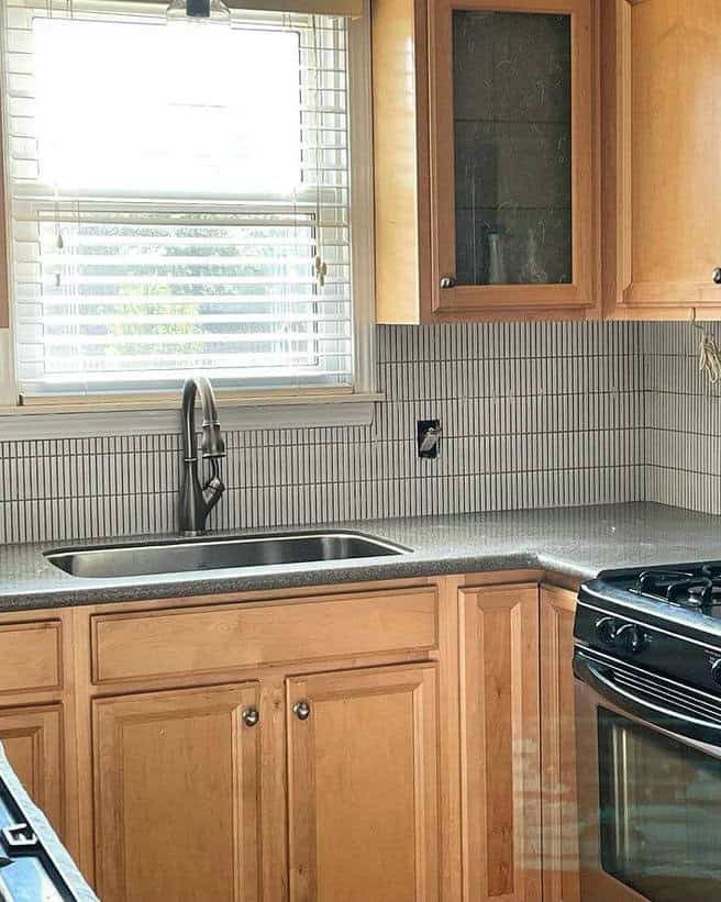 vertical stacked backsplash feature