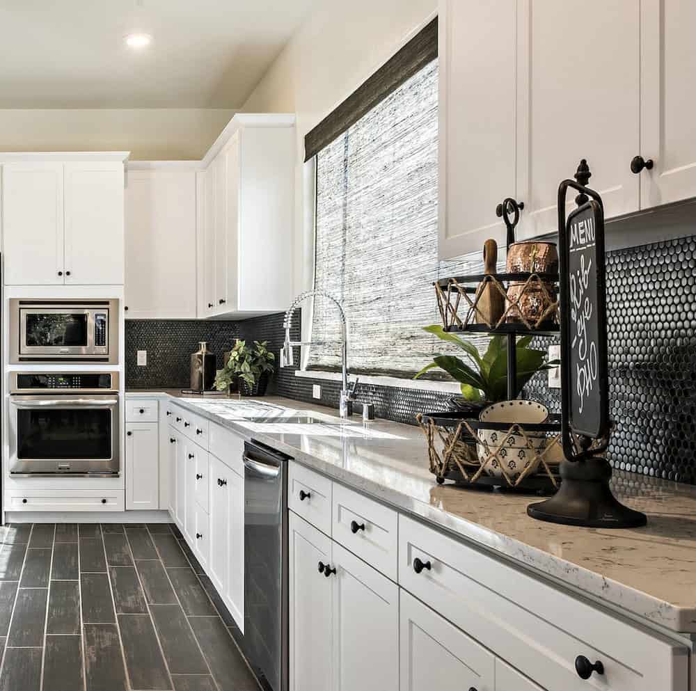 backsplashes with white cabinets