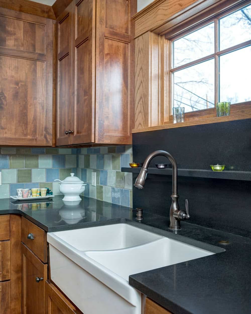 modern backsplash for dark countertops