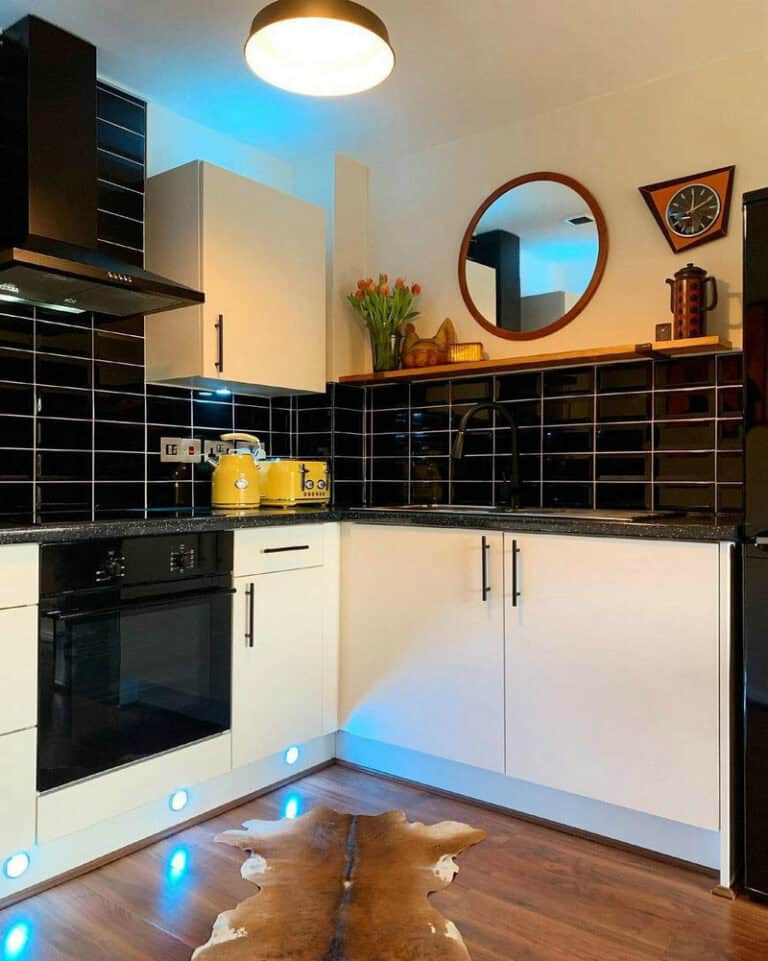 horizontal stacked subway tile kitchen feature