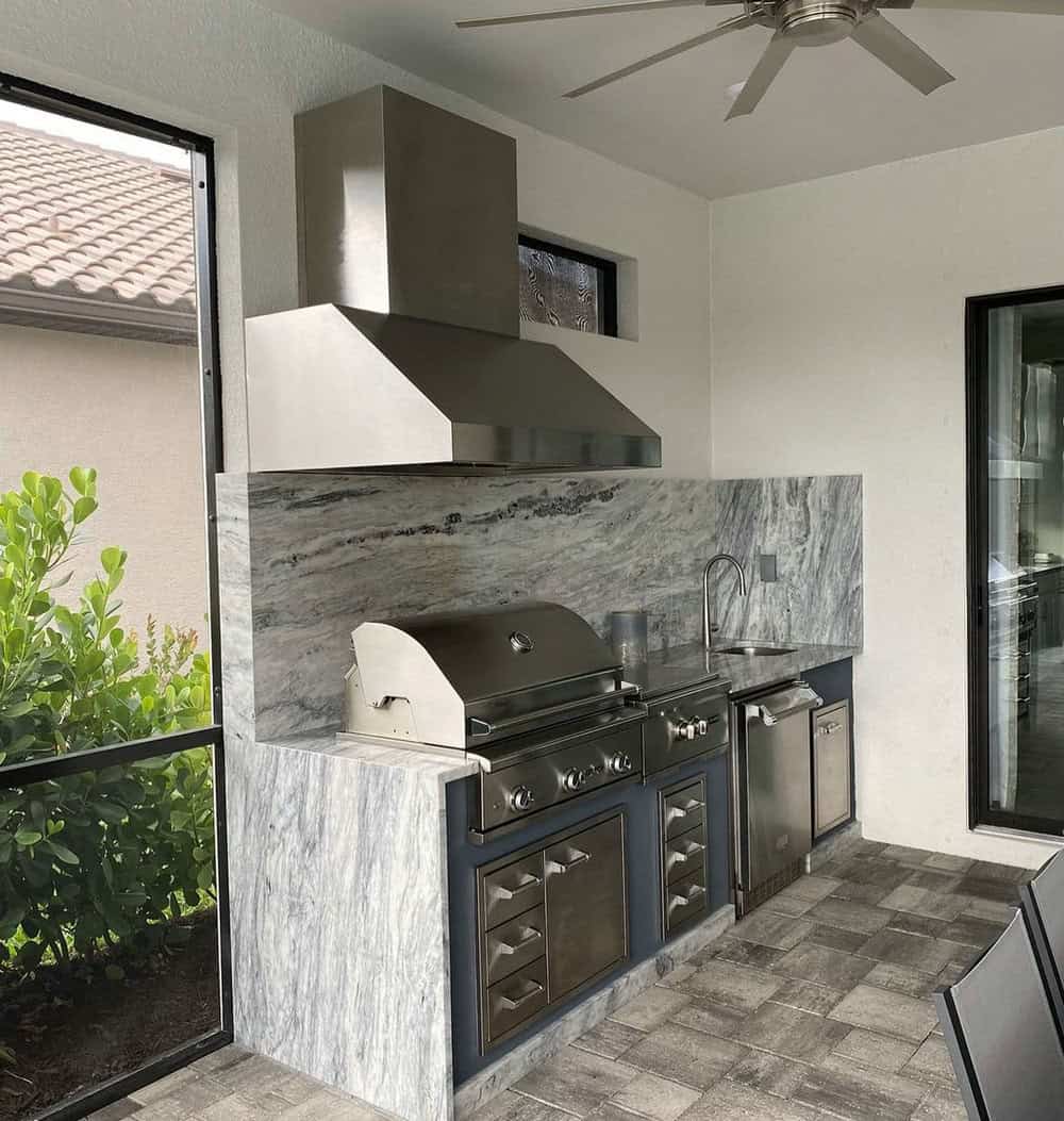 modern outdoor kitchen backsplash