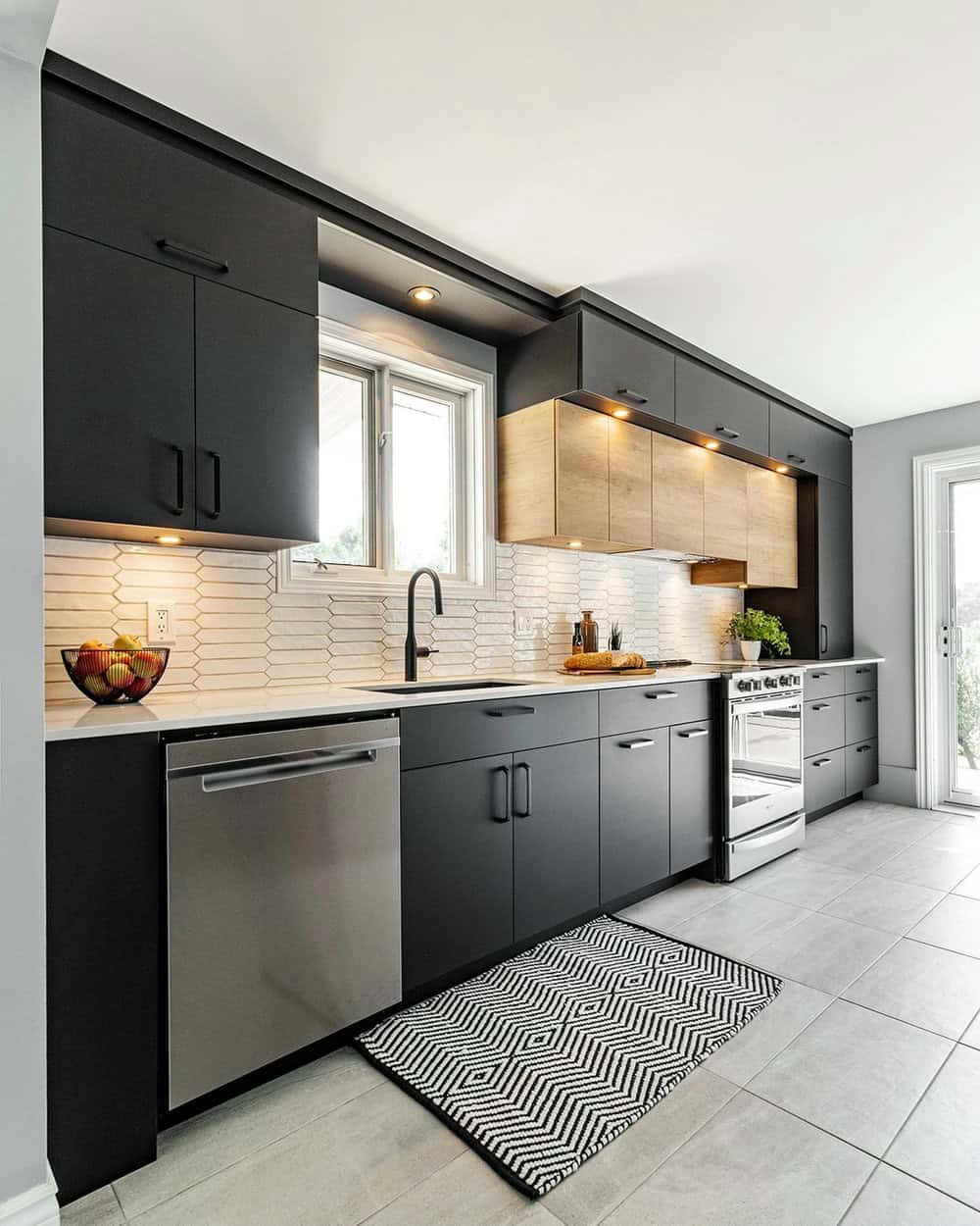 white counter backsplash