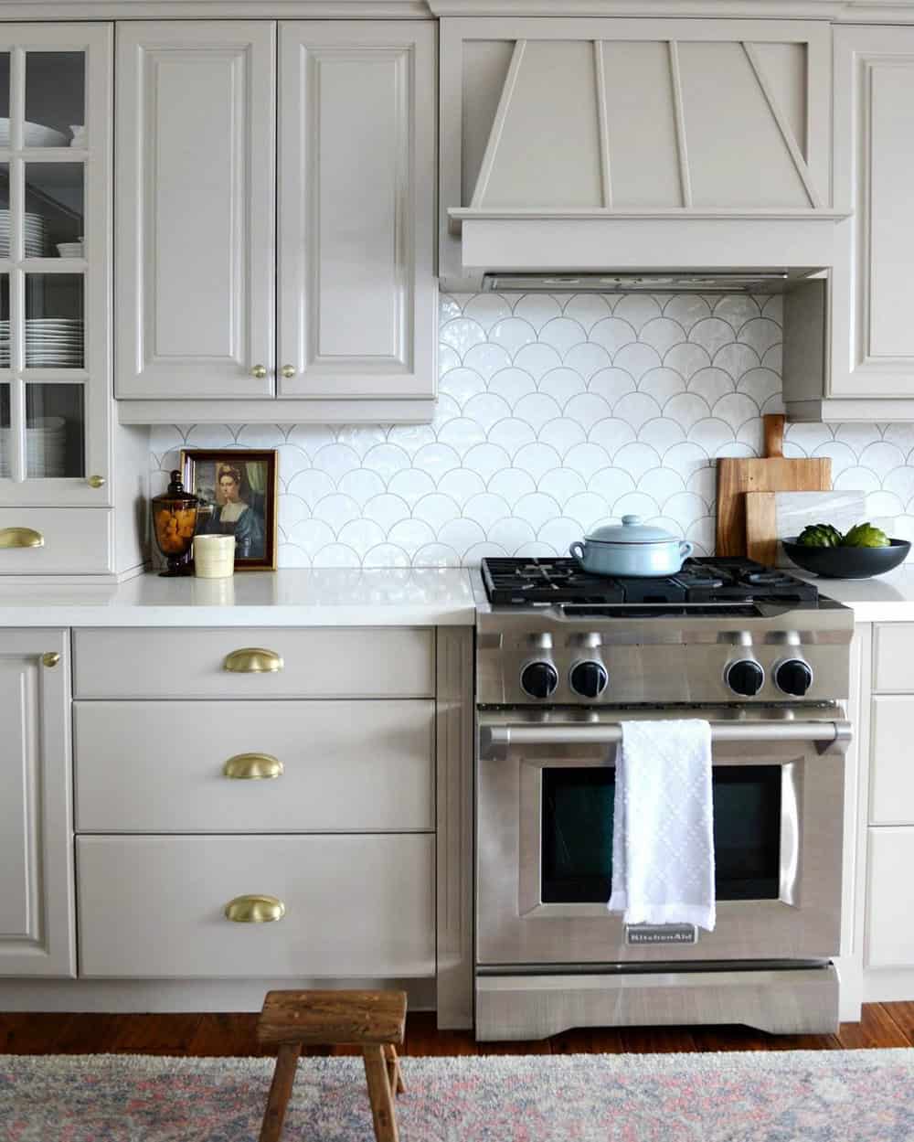 backsplash with white cabinets and white countertops