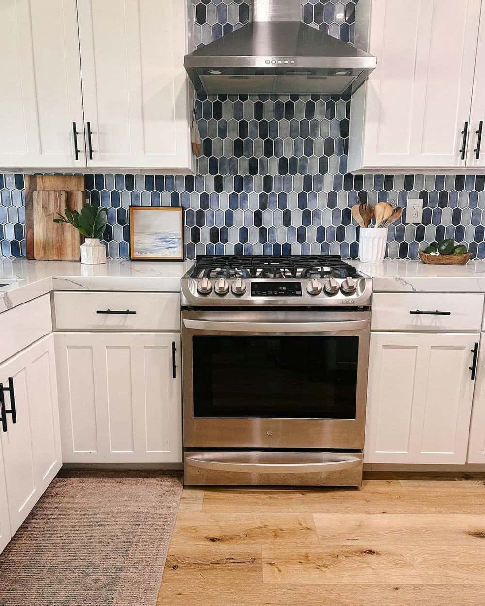 backsplash with white kitchen cabinets