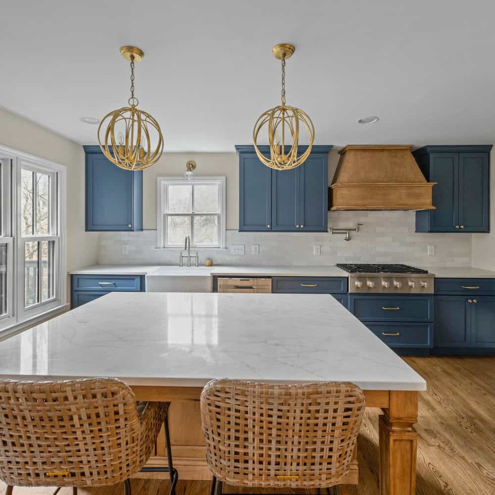 backsplash with white countertops