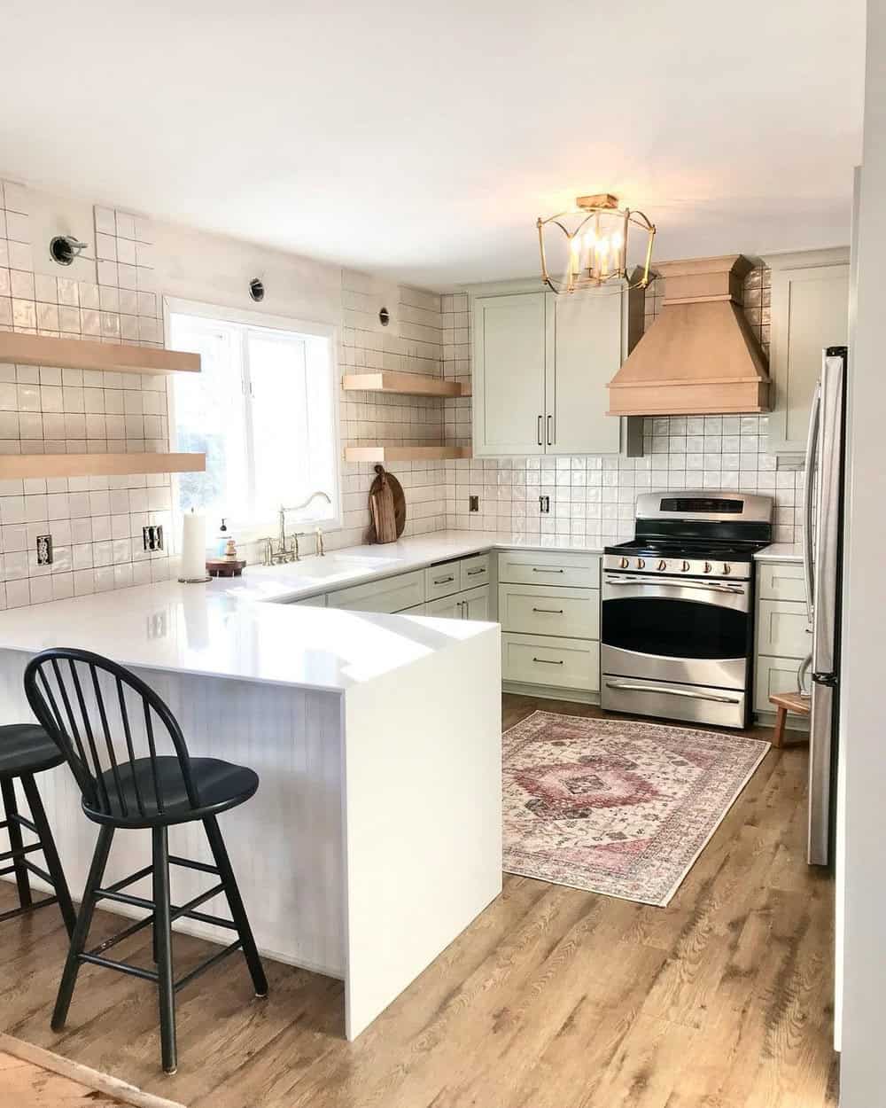 backsplash for white cabinets and white countertops