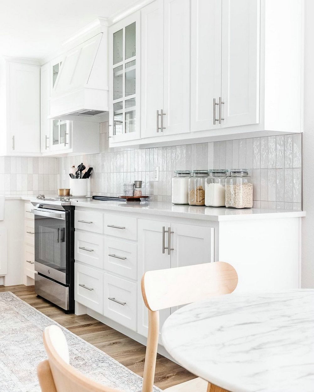 backsplash on white cabinets