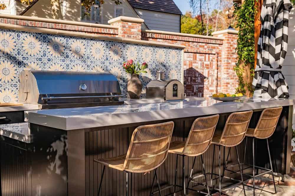 outdoor kitchen with backsplash