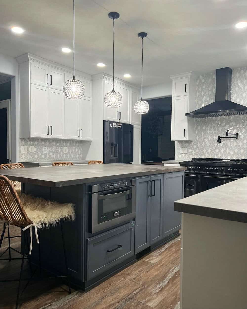 white kitchen cabinets backsplash