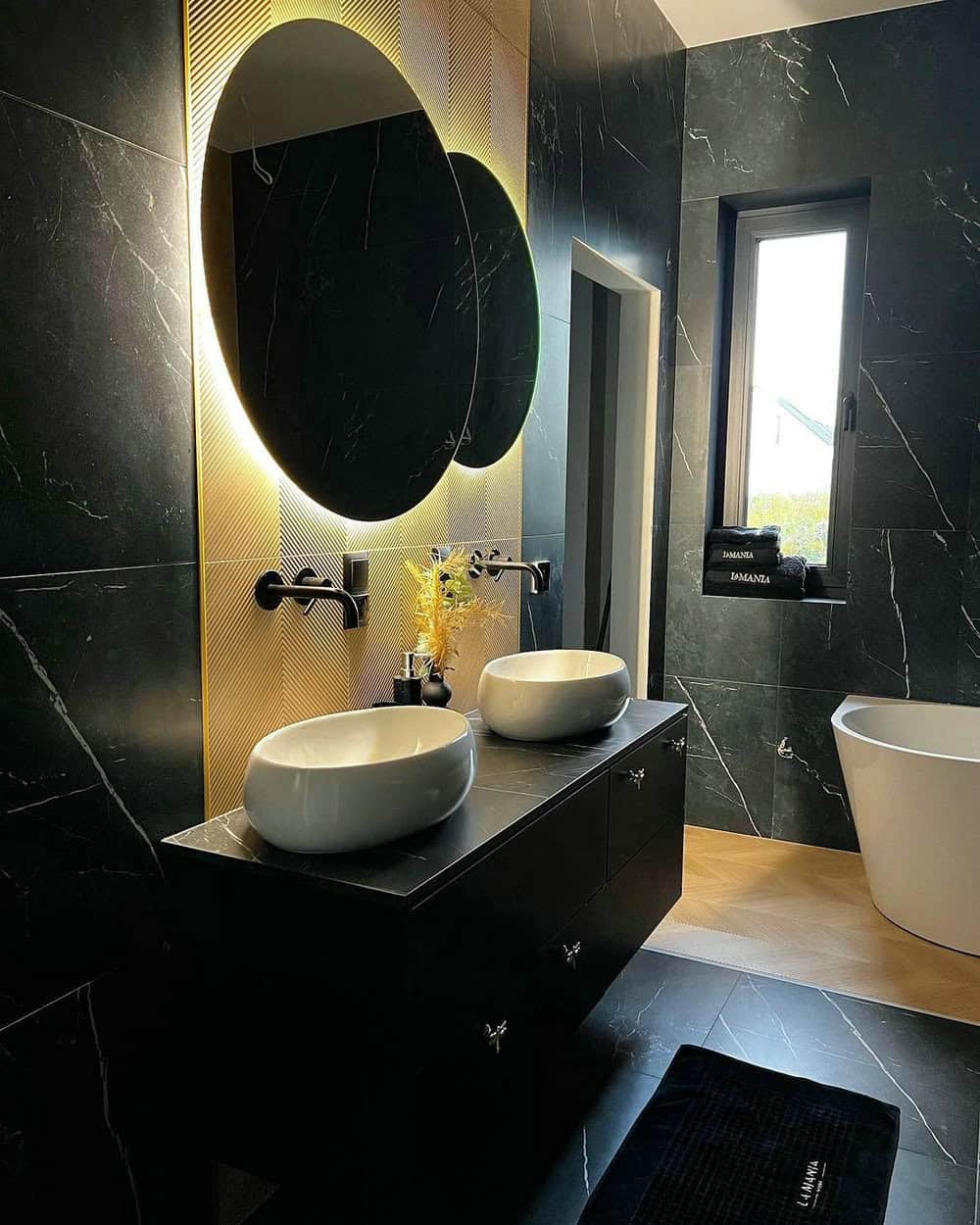 black white marble bathroom