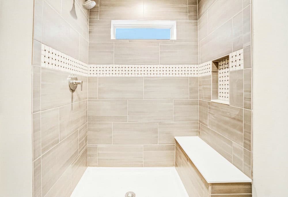 shower with accent tile